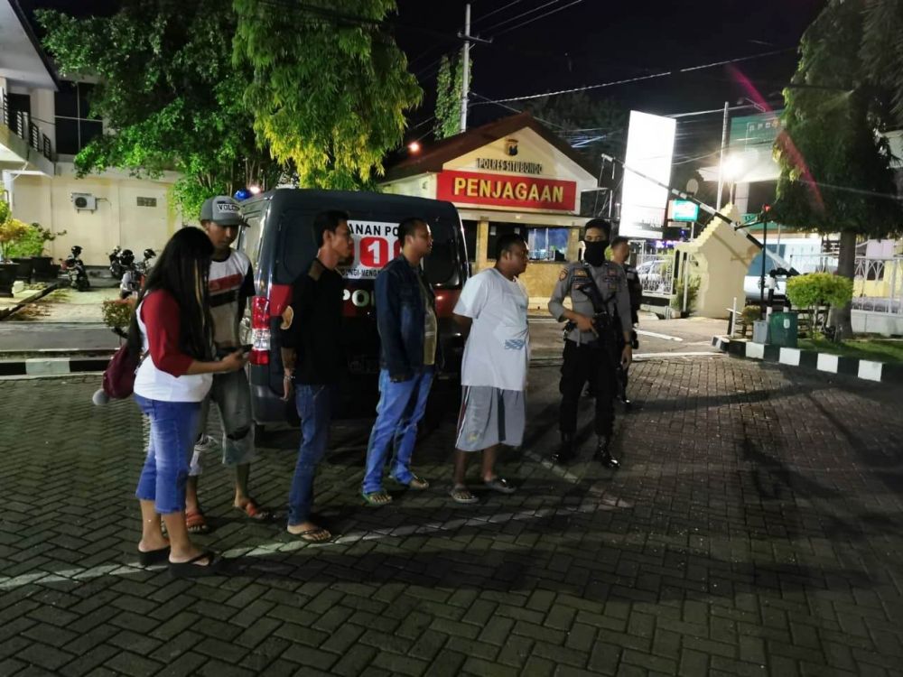 Empat pemuda dan seorang perempuan sedang pesat miras diamankan