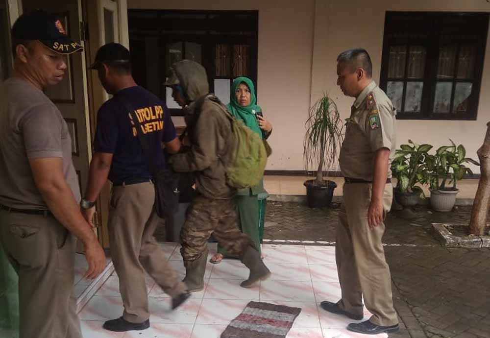 Pria Misterius Bersenjata Sabit Resahkan Warga Magetan