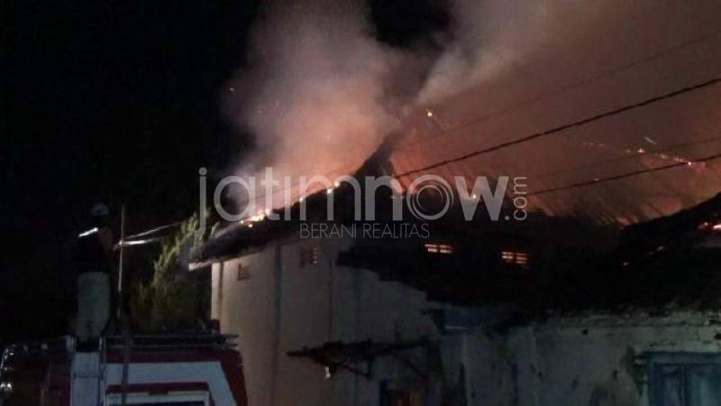 Pemadam kebakaran berusaha memadamkan api/Foto: Mita Kusuma