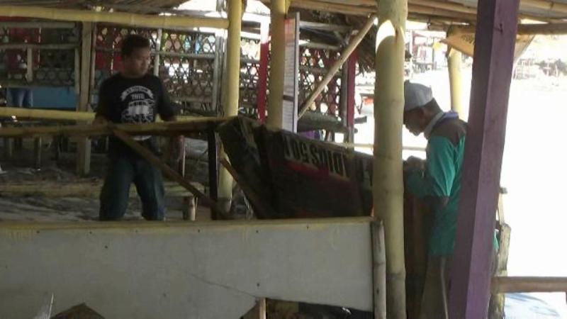 Sejumlah kios di Pantai Klayar Pacitan yang rusak parah/Foto: Istimewa