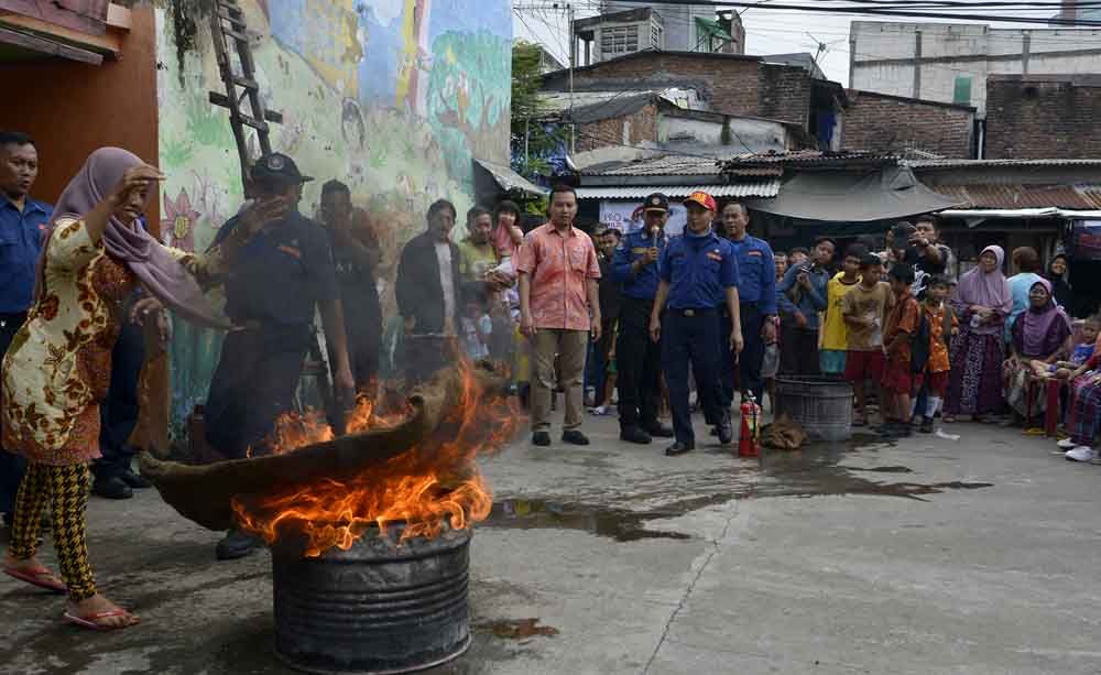 Warga memadamkan api dalam program simulasi mitigasi bencana