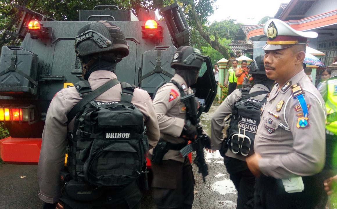 Tim Brimob Polda Jatim dikerahkan menangkap orang stres