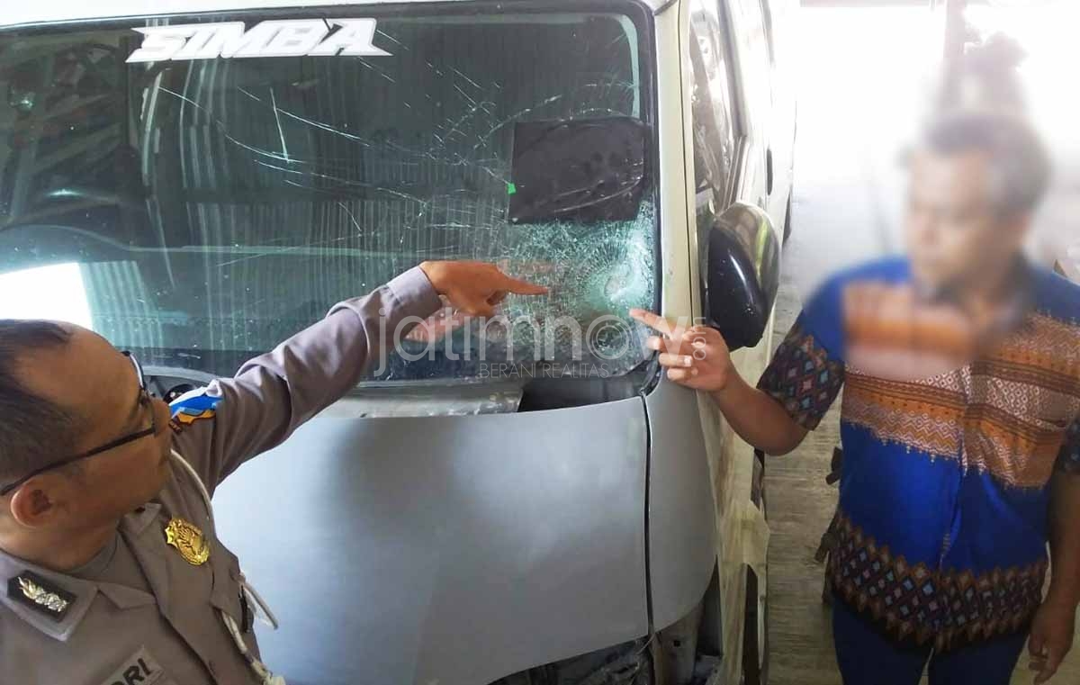 Petugas menunjukkan barang bukti pecahan kaca pada mobil terduga tabrak lari