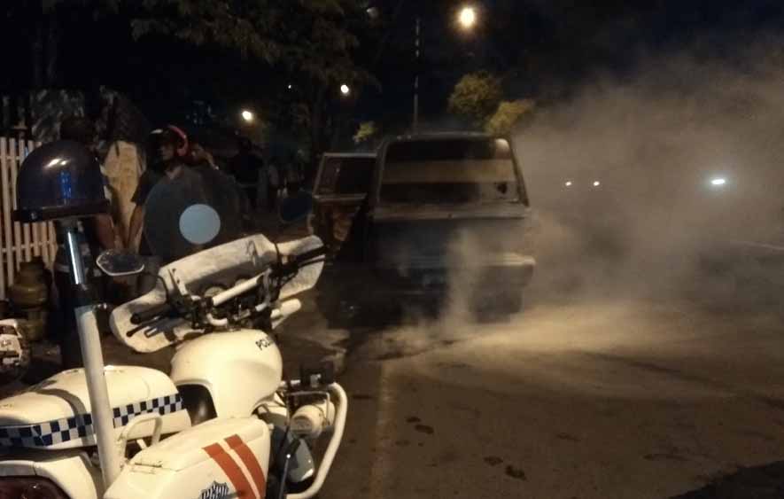 Mobil Carry yang terbakar di SPBU Karangente, Banyuwangi