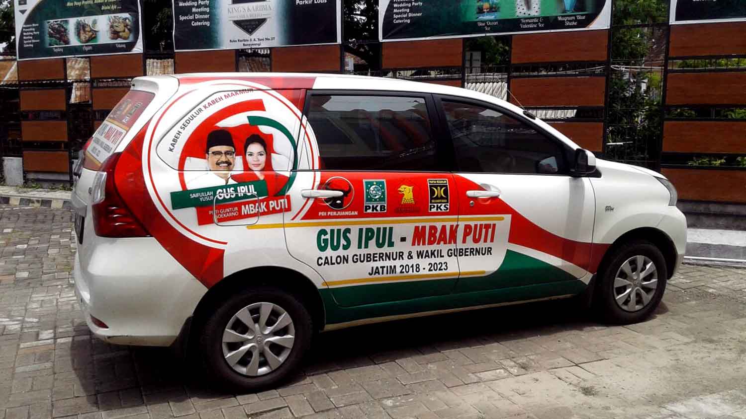 Branding kampanye pada mobil.