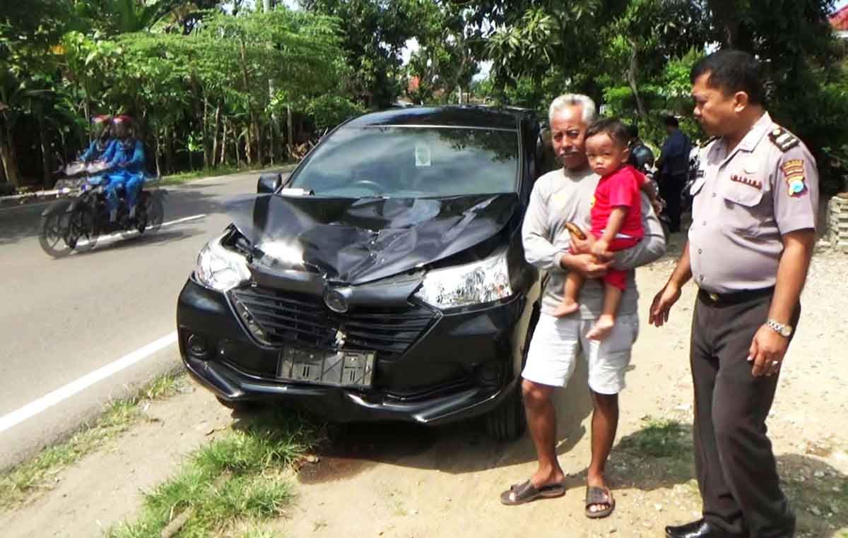 Mobil Xenia yang menabrak penyebrang jalan.