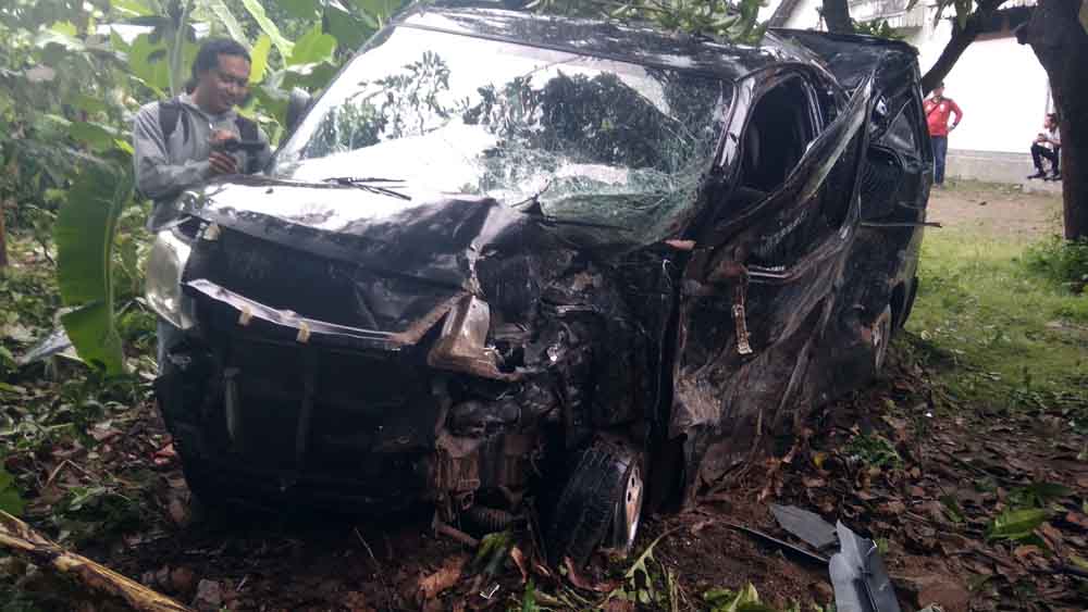 Mobil pengangkut uang yang ringsek