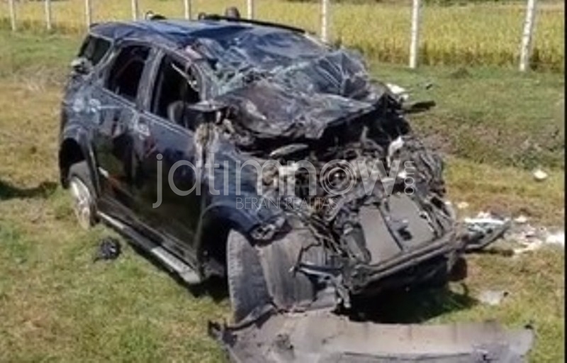 Ban Pecah di Tol Ngawi, Mobil Toyota Rush Terguling Masuk ke Parit