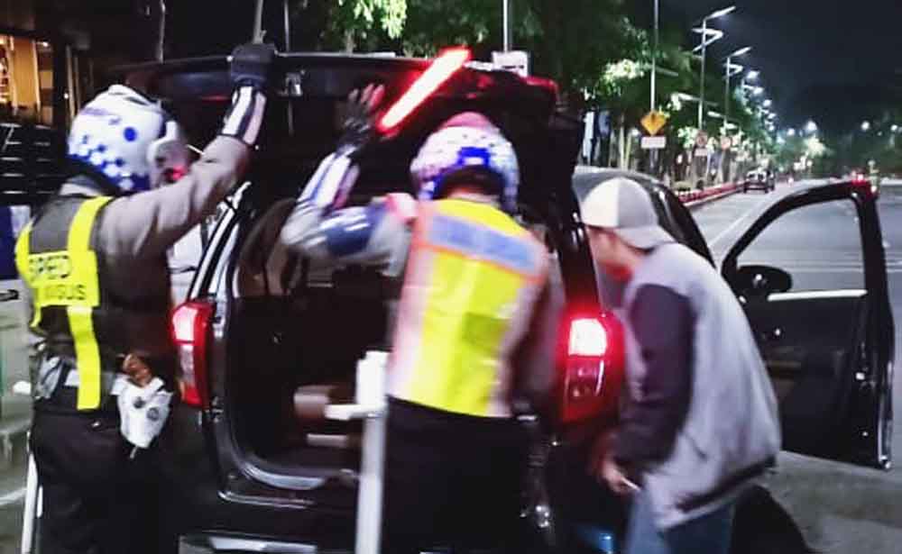 Penggeledahan salah satu mobil