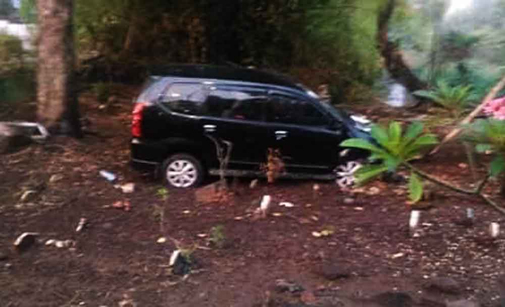 Viral Mobil Masuk Area Kuburan di Pasuruan, Mistis?