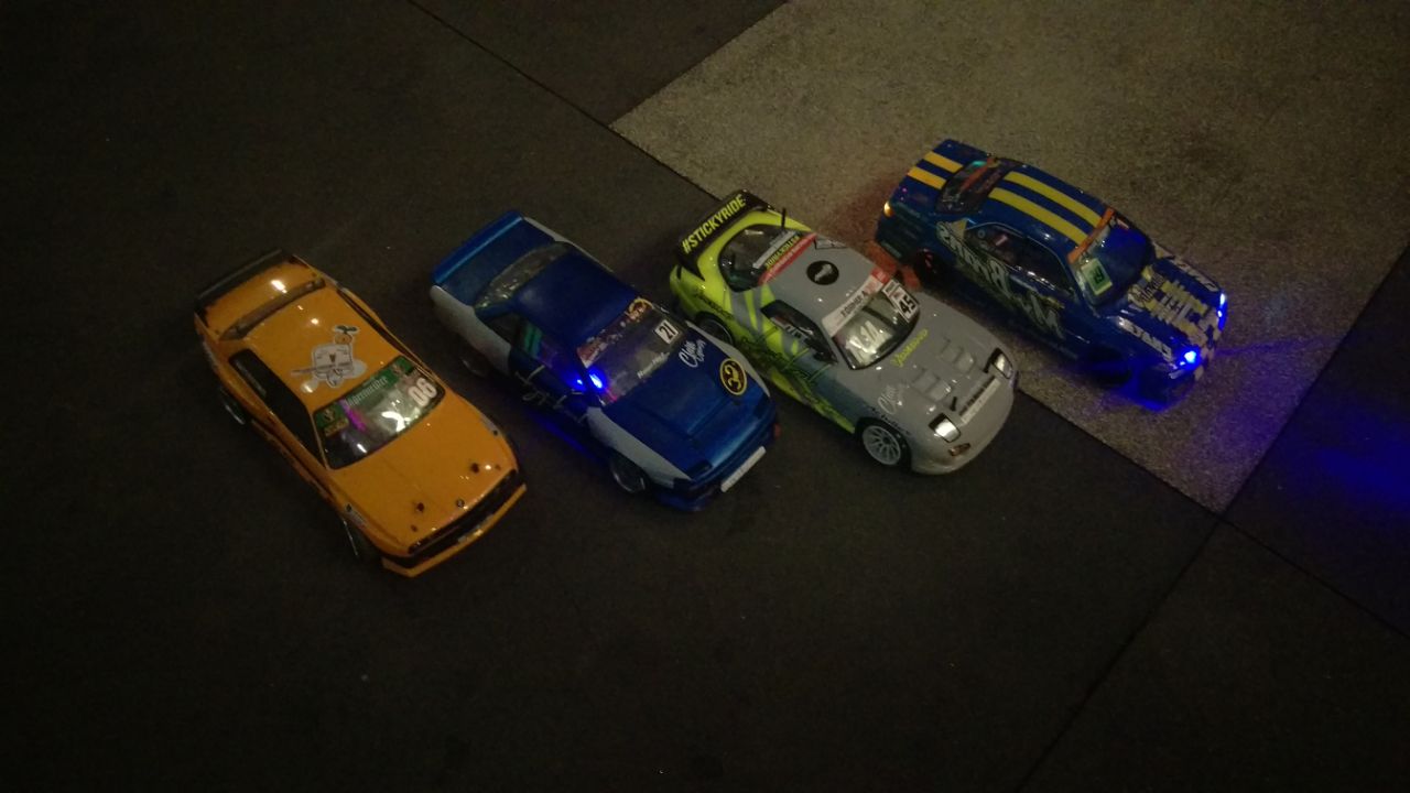 Komunitas Remote Control Drift Club Surabaya (RCDCS) saat menggelar kompetisi Fan Race di Mal Surabaya Town Square.