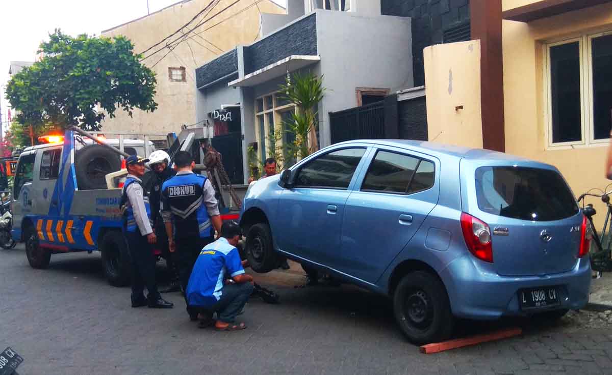 Mobil Mencurigakan Dilaporkan Warga Terparkir di Gubeng Surabaya