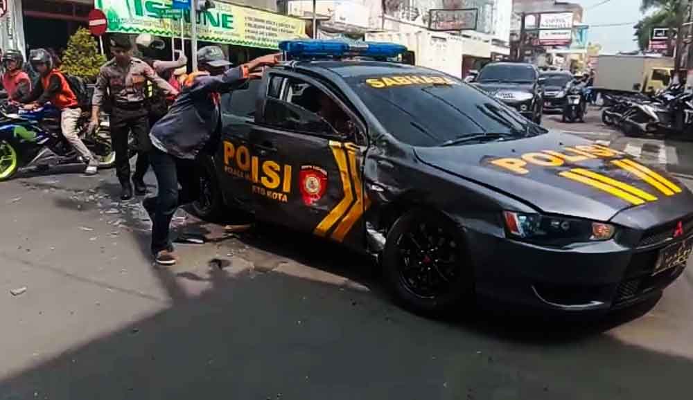 Mengawal Tahanan, Mobil Polisi di Mojokerto Ditabrak Truk 