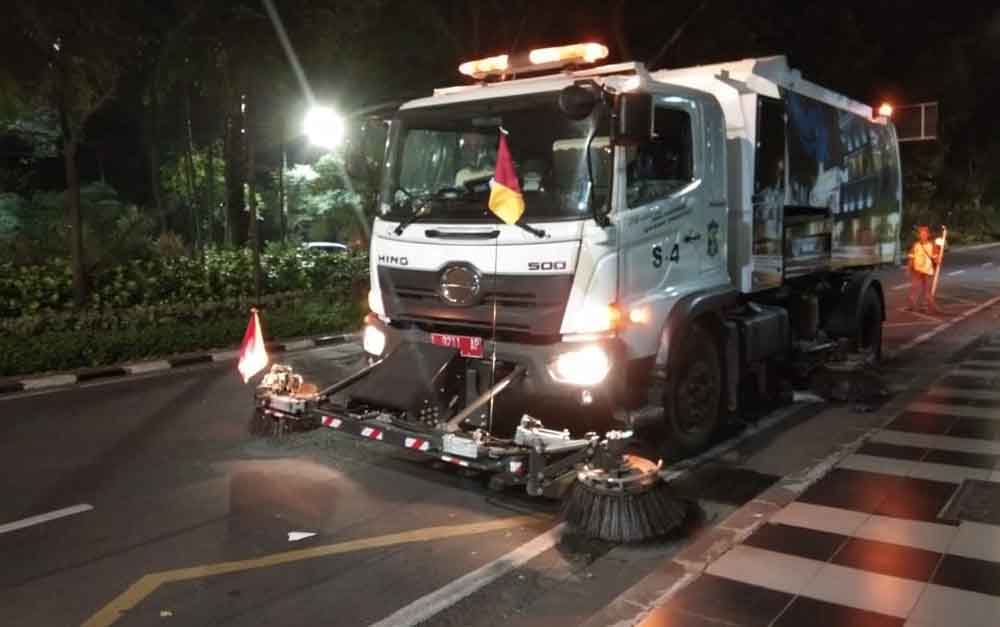 Truk penyapu jalan yang membersihkan sampah usai perayaan malam tahun baru/ Foto: Fajar Mujianto/jatimnow.com