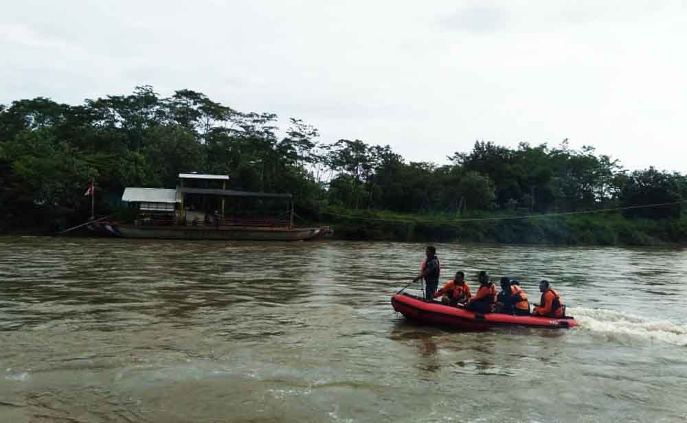 Tim menyisir Sungai Brantas mencari mobil tenggelam