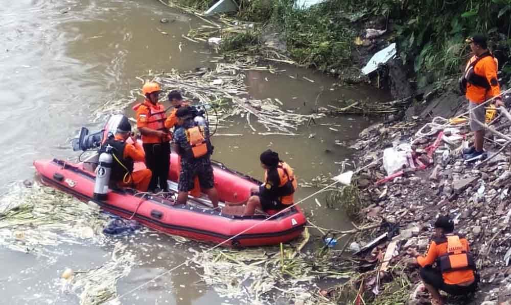 Pencarian mobil tercebur di Tulungagung