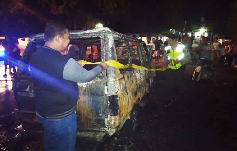 Bangaki mobil yang terbakar di Ngawi
