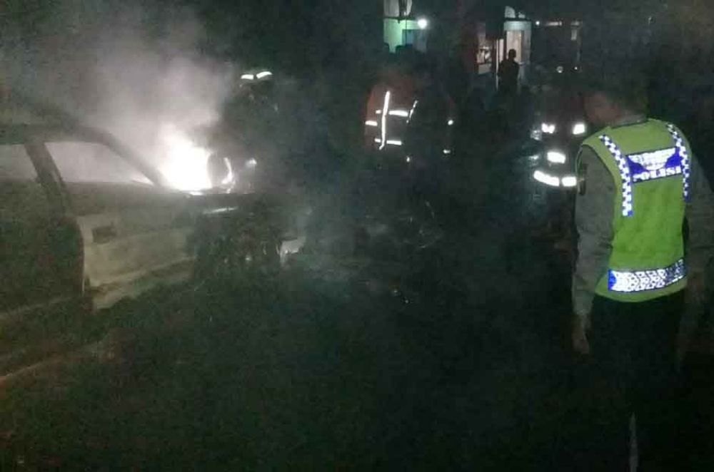 Mobil terbakar usai dipadamkan