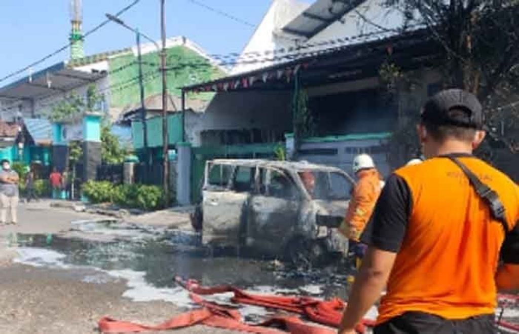 Mobil terkabar di Jalan Bendul Merisi, Foto : Istimewa.