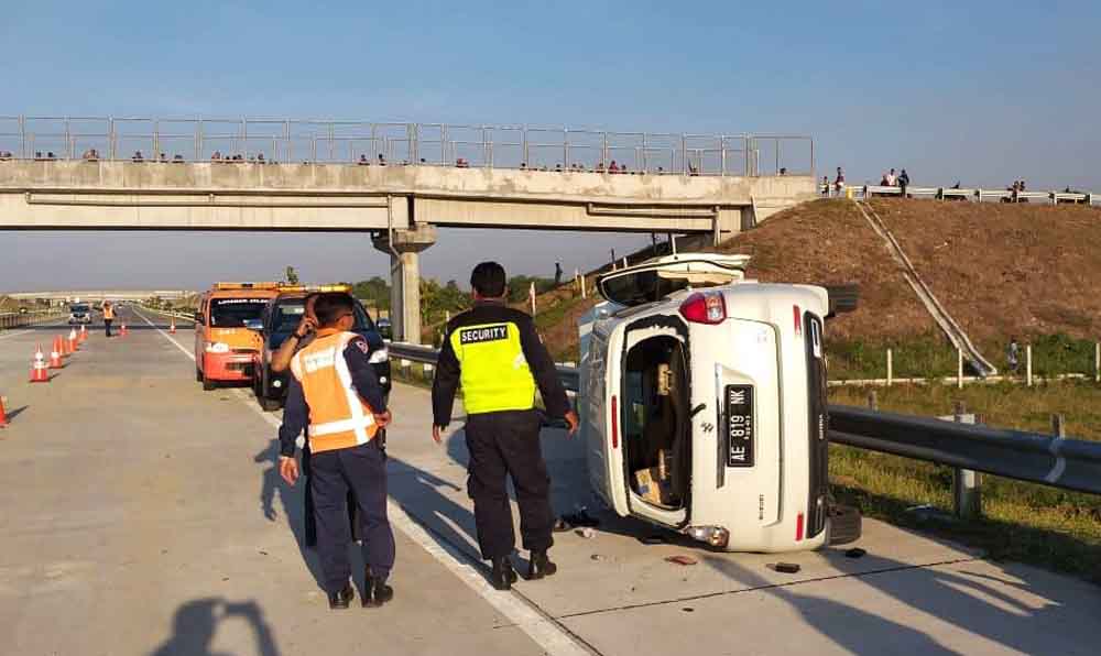 Mobil Terbalik di Tol Jombang, Lima Penumpang Selamat