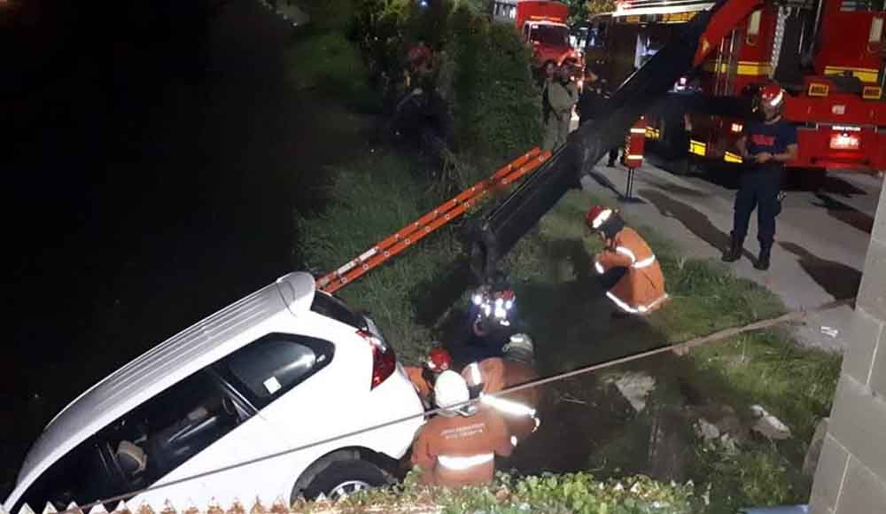 Petugas mengevakuasi mobil Avanza yang tercebur di sungai