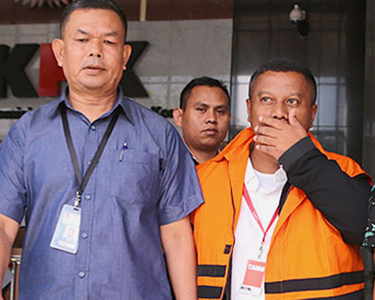 Bupati Mojokerto Mustofa Kamal Pasha (kanan) ditahan KPK/foto:istimewa