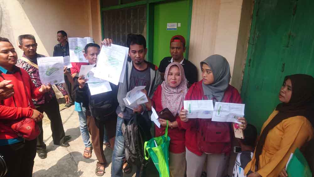 Para pembeli perumahan datangi kantor pemasaran