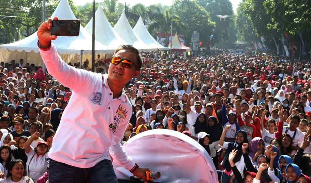 Kapolres Mojokerto selfie dengan peserta acara