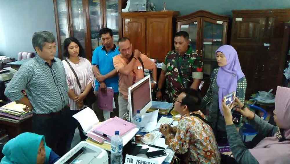 Para orang tua calon siswa mendatangi Kantor Dinas Pendidikan Mojokerto