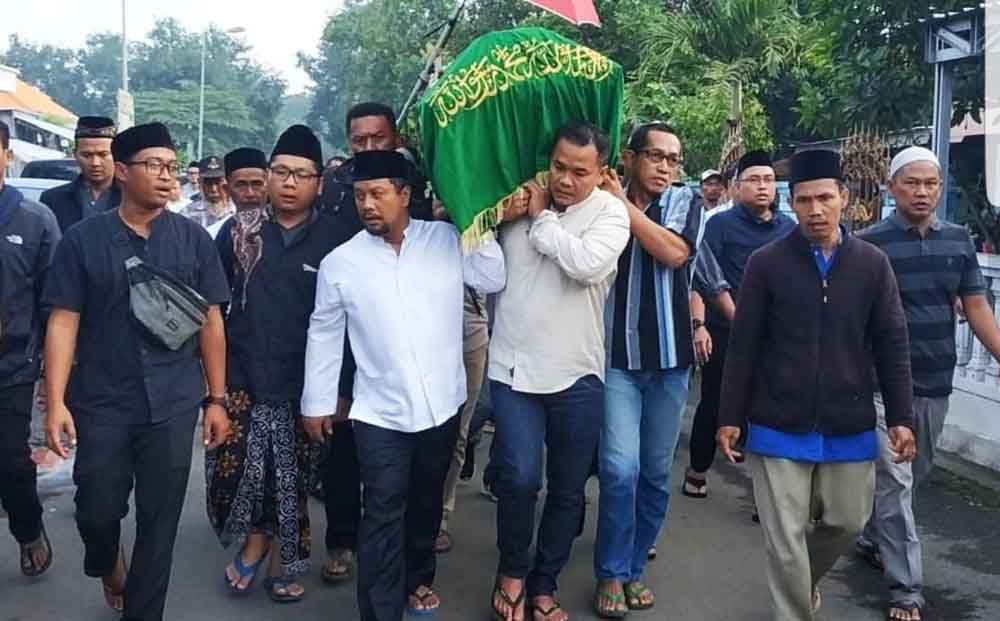 Bupati Mojokerto nonaktif Mustofa Kamal Pasa (MKP) saat proses pemakaman anaknya.