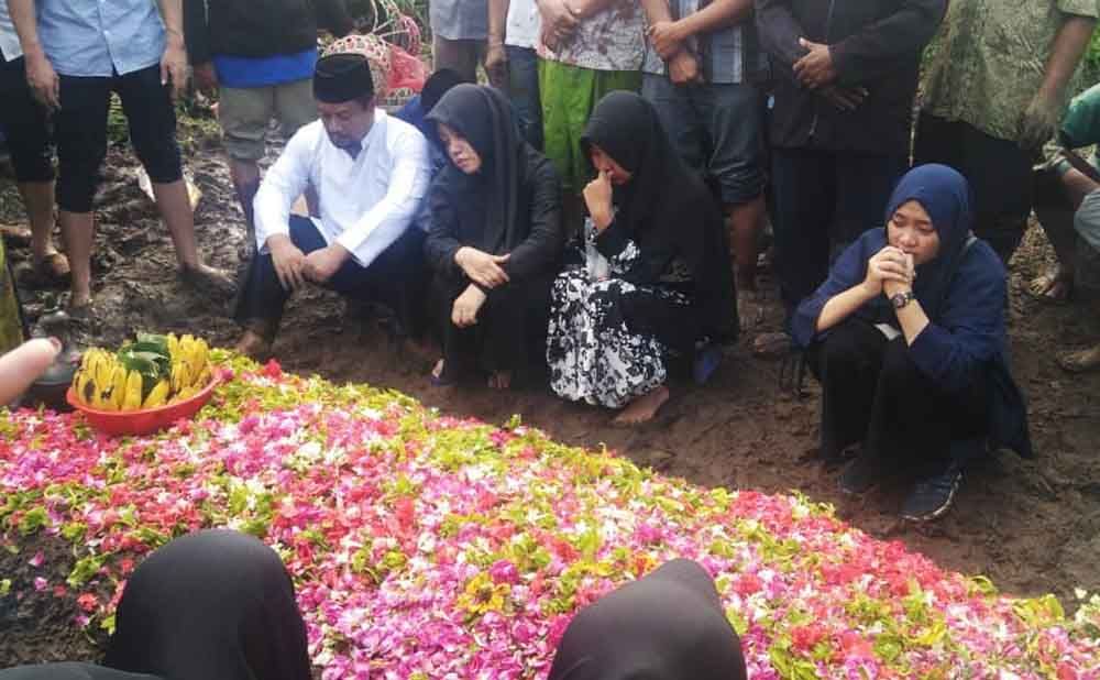 Bupati Mojokerto non aktif MKP (baju koko putih) saat di pemakaman 
