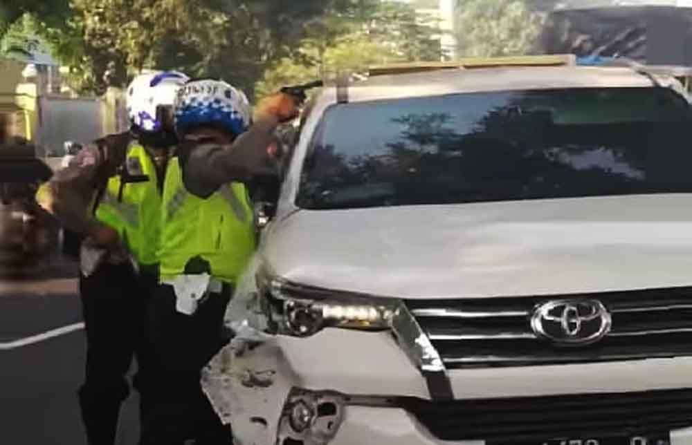 Screenshoot video aksi kejar pelaku tabrak lari di Mojokerto