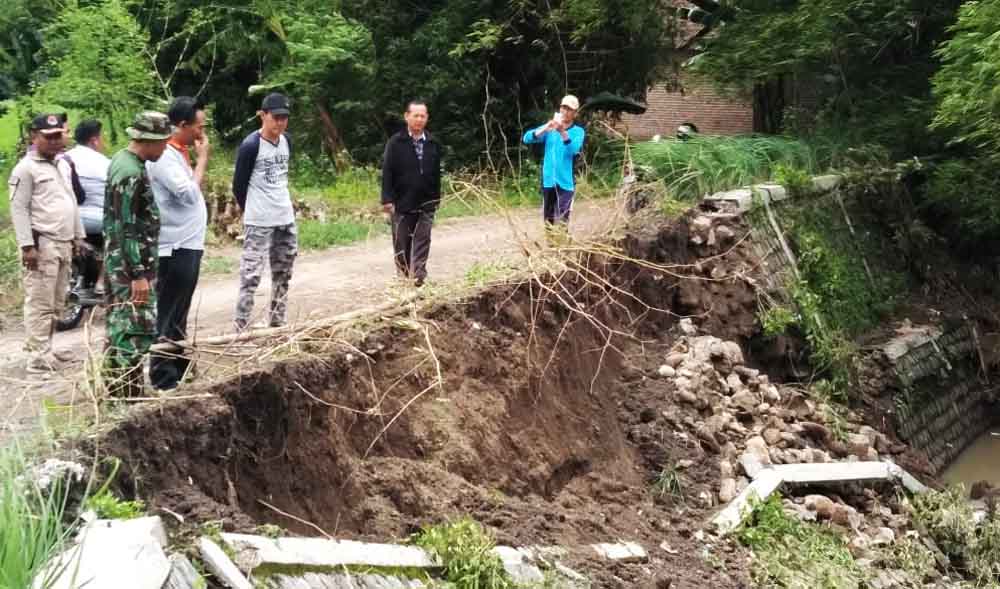 Tanggul sungai yang ambrol di Mojokerto