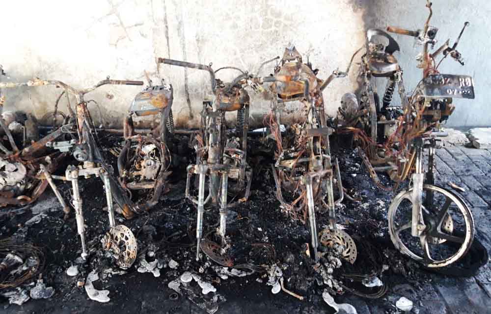 Bangkai motor korban kebakaran rumah parkir, Jumat (19/10)/Fotografer: Arry Saputra/jatimnow.com