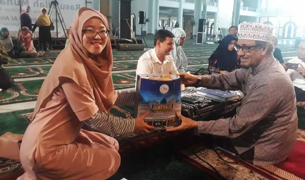 Sempat Ateis, Warga Singapura ini Akhirnya Masuk Islam di Surabaya