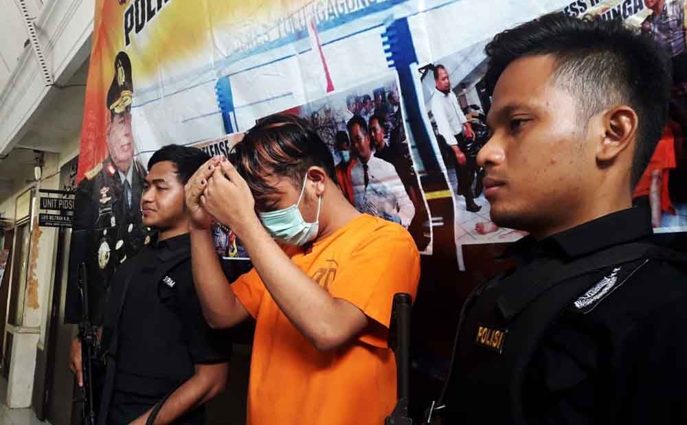 Tersangka mucikari saat diamankan di Mapolres Tulungagung