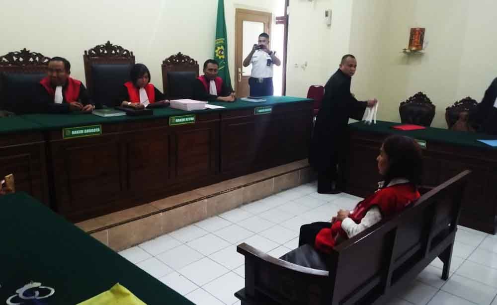 Suasana sidang prostitusi online artis di Pengadilan Negeri Surabaya