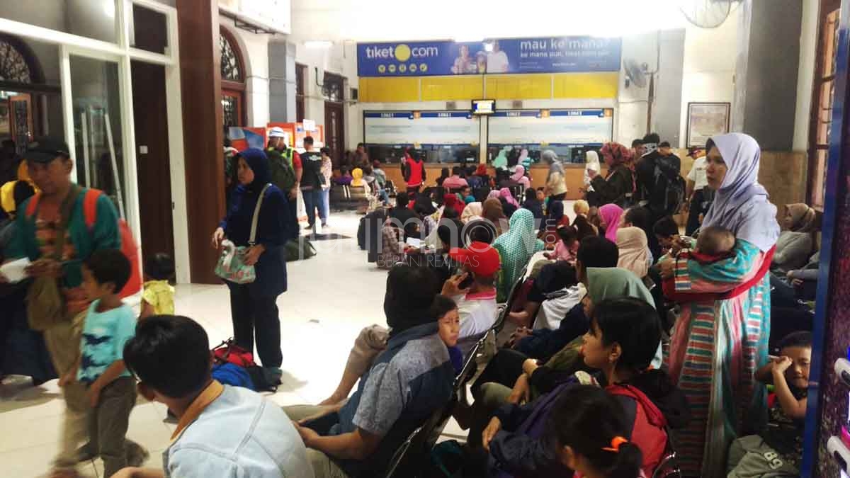Antrian pemudik di Stasiun Gubeng Surabaya