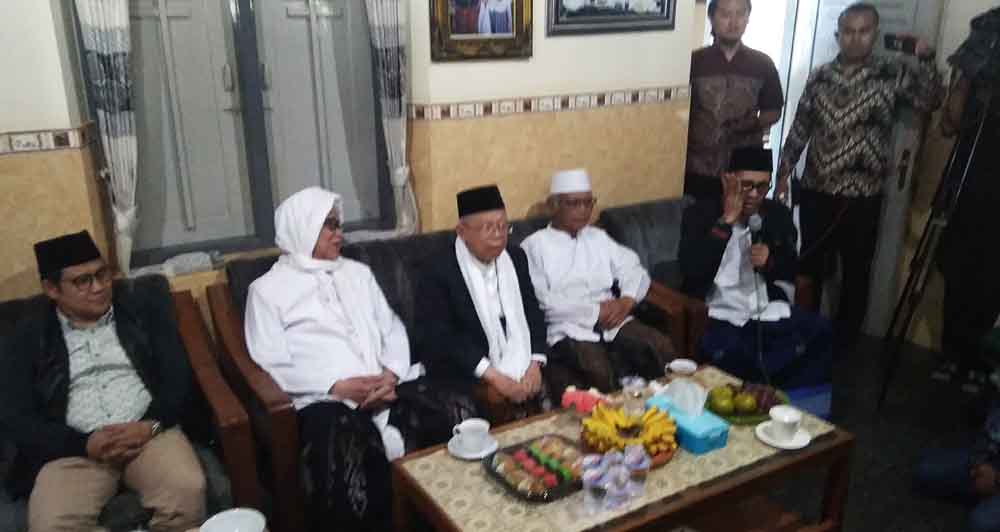  Cak Imin (kiri) saat mendampingi Kh Makruf amin
 