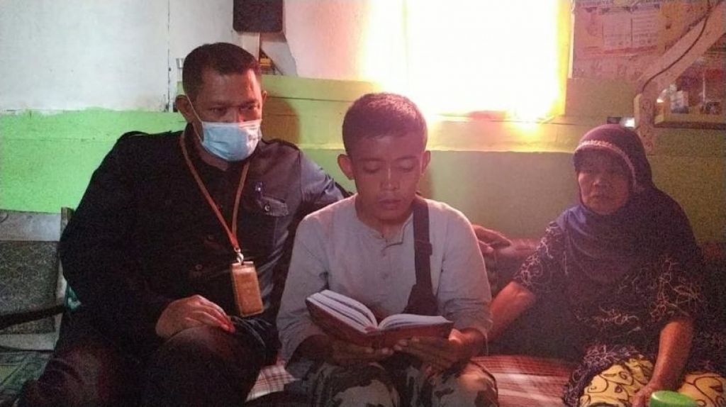 Kisah Akbar, Remaja Pemulung yang Tak Pernah Lupa Bawa Alquran