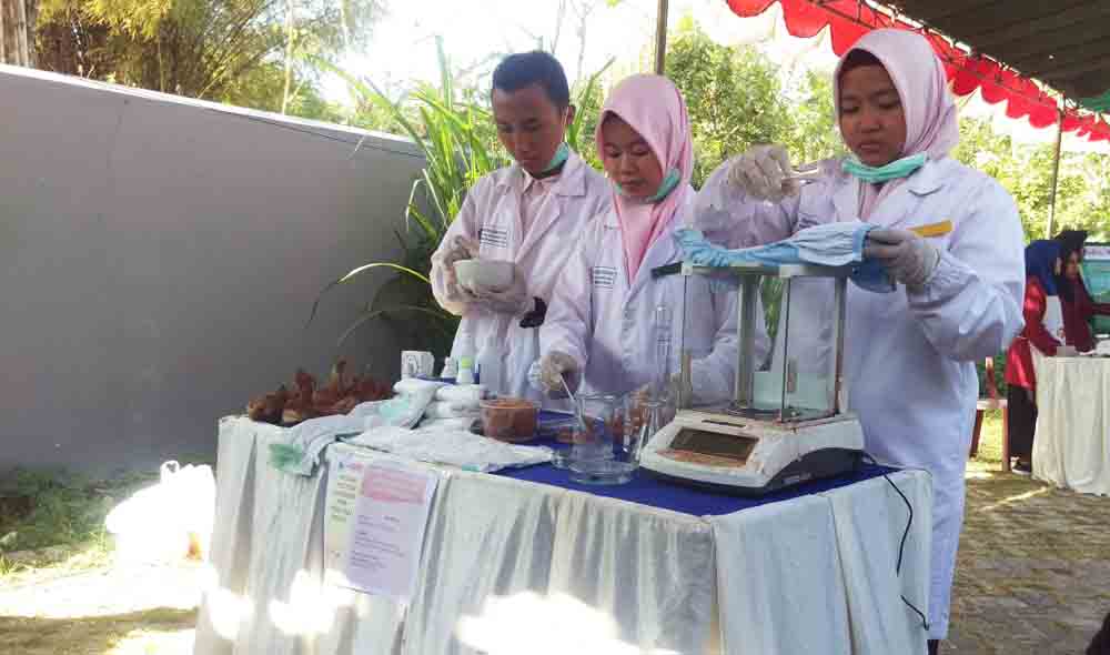 Para mahasiswa Universitas Muhammadiyah mempraktekan pembuatan 