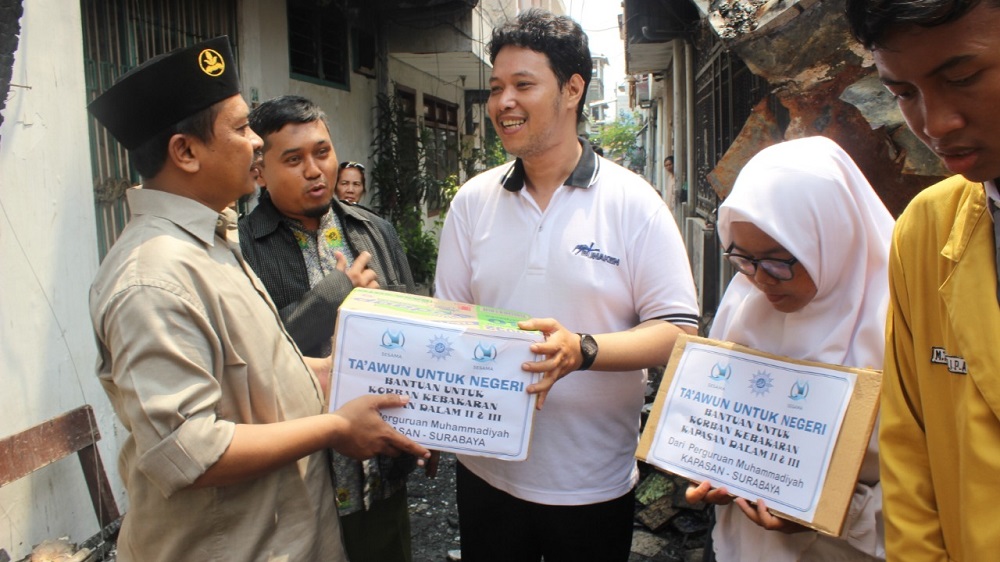 Penyerahan bantuan sembako oleh PDM Surabaya kepada warga Kapasan yang rumahnya terbakar.