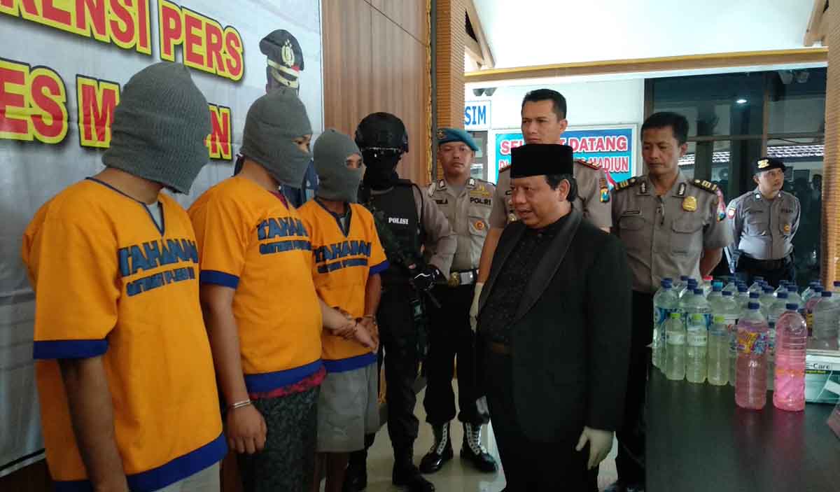 Ketua MUI Madiun sedang menyadarkan tiga tersangka narkoba di Mapolres.