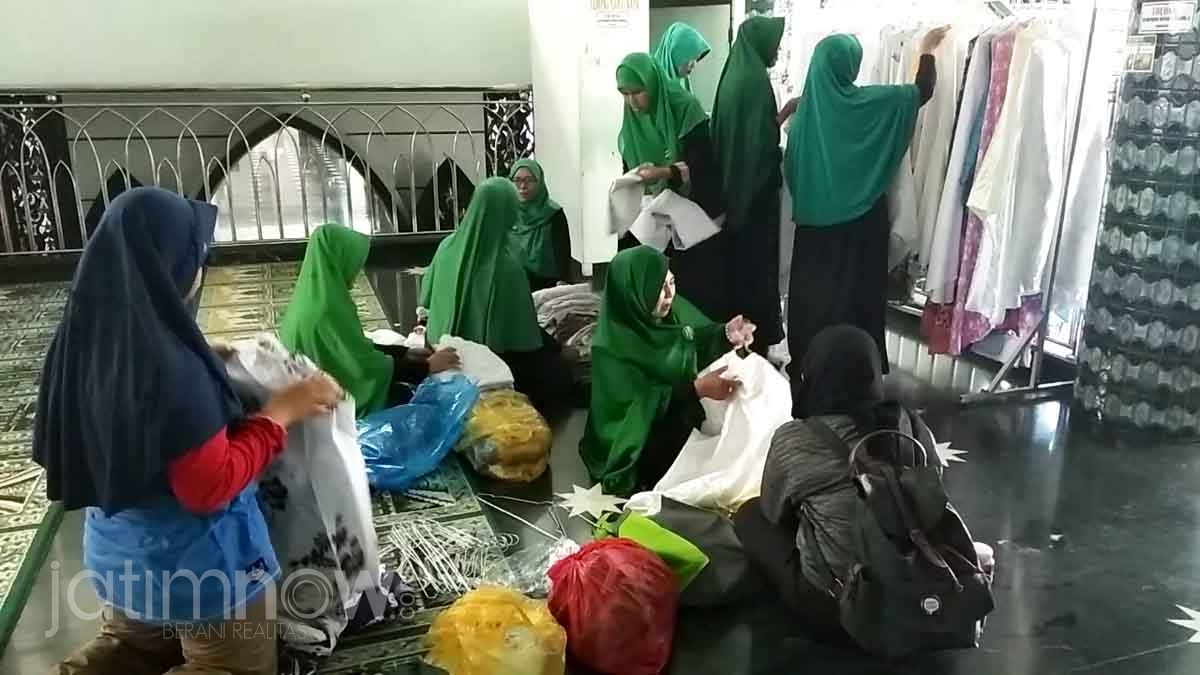 Ibu-ibu anggota Genasih saat menata mukena di Masjid Agung Baiturrahman Banyuwangi