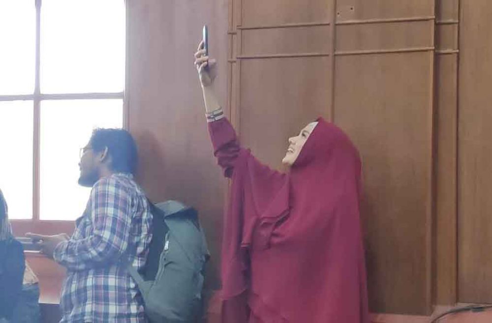 Mulan Jameela merekam persidangan Ahmad Dhani