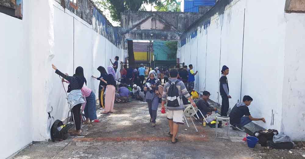 Aksi puluhan seniman Malang melukis di tembok