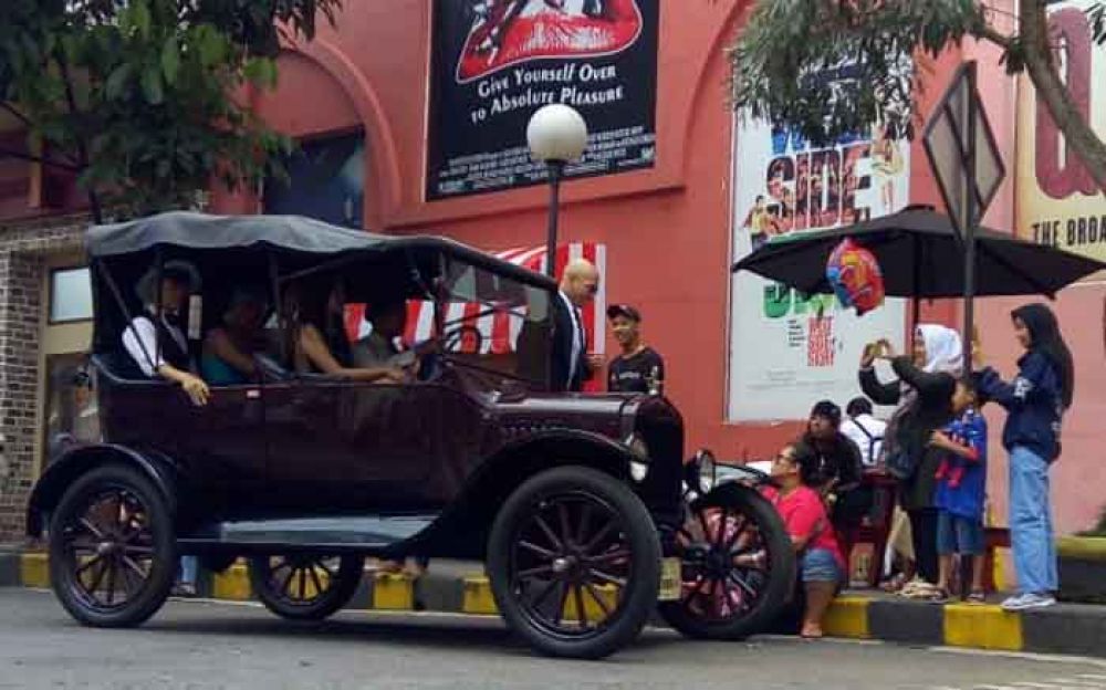 Parade mobil tua di Museum Angkut Kota Batu