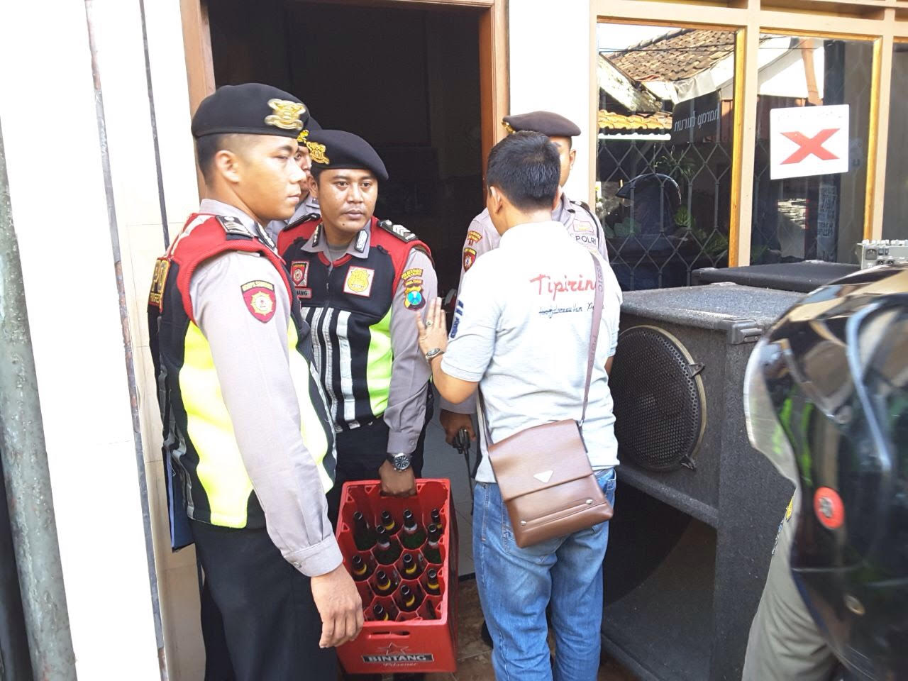 Razia Rumah Musik Eks Lokalisasi, Petugas Sita Puluhan Botol Miras