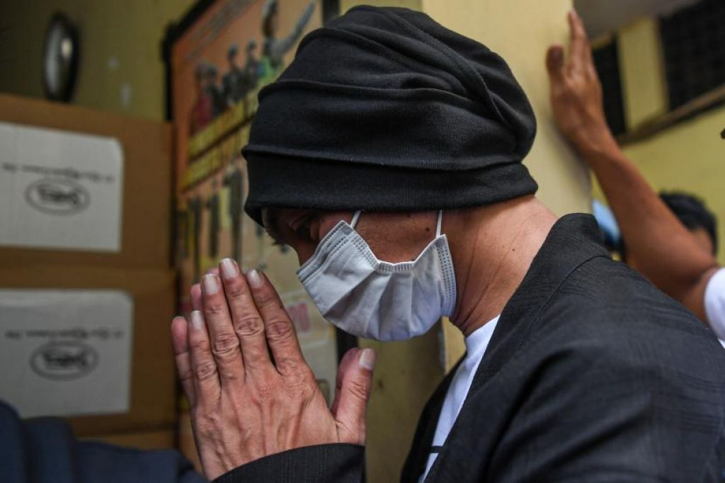 Musisi Anji berjalan menuju ruang pemeriksaan kesehatan di Polres Metro Jakarta Barat, Senin (14/6/2021) - (Foto: ANTARA/Sigid Kurniawan via Republika)