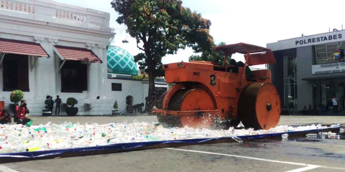Pemusnahan miras ilegal dan oplosan di Mapolrestabes Surabaya.